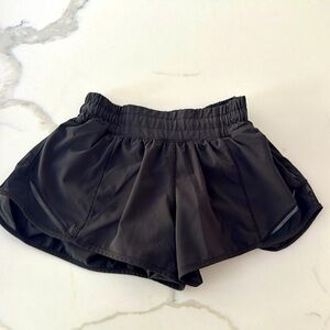 lululemon hotty hot low rise 2.5 lined short size 2. Black.